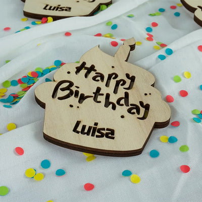 Tischdeko für Geburtstage, Kinder Tischdeko, Kindergeburtstagsparty, Tischdeko aus Holz, personalisierbar mit Namen, Cupcake mit Happy Birthday Schriftzug und Personalisierung